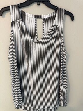 Sleeveless Striped V-Neck Tank Top - Black & White